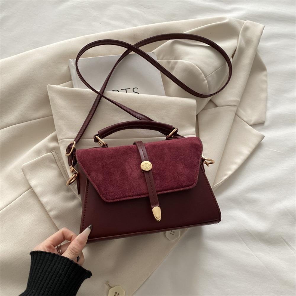 

Elegant Faux Suede Crossbody Bag Adjustable Strap Golden-Tone Hardware Boston Bag Flap Closure Pillow Bag Women красный