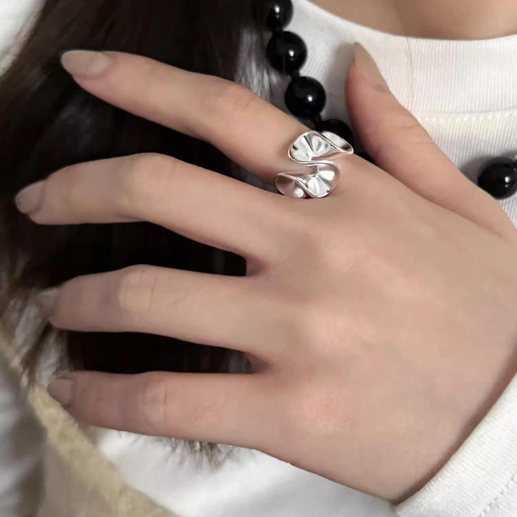 Xiaohongshu 925 Sterling Silver Exaggerated Plain Ring for Women – Simple, Luxurious, High-End Design.