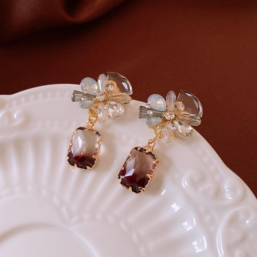 Medieval Silver Needle with Diamonds, Dripping Oil, Flower Pearl Earrings, Temperament, Court Style Stud Earrings, Light Luxury and High-end Earrings.