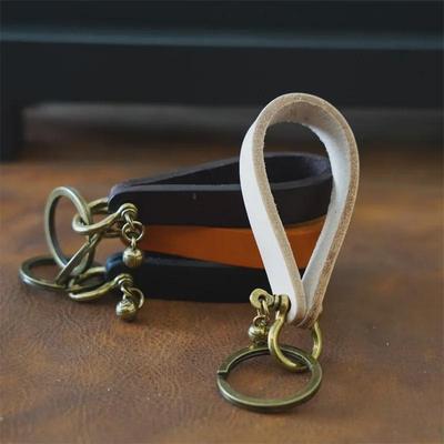 Portachiavi Vintage Fatto a Mano in Cuoio di Vacchetta con Campanellino Retro e Ciondolo a Ferro di Cavallo in Lega