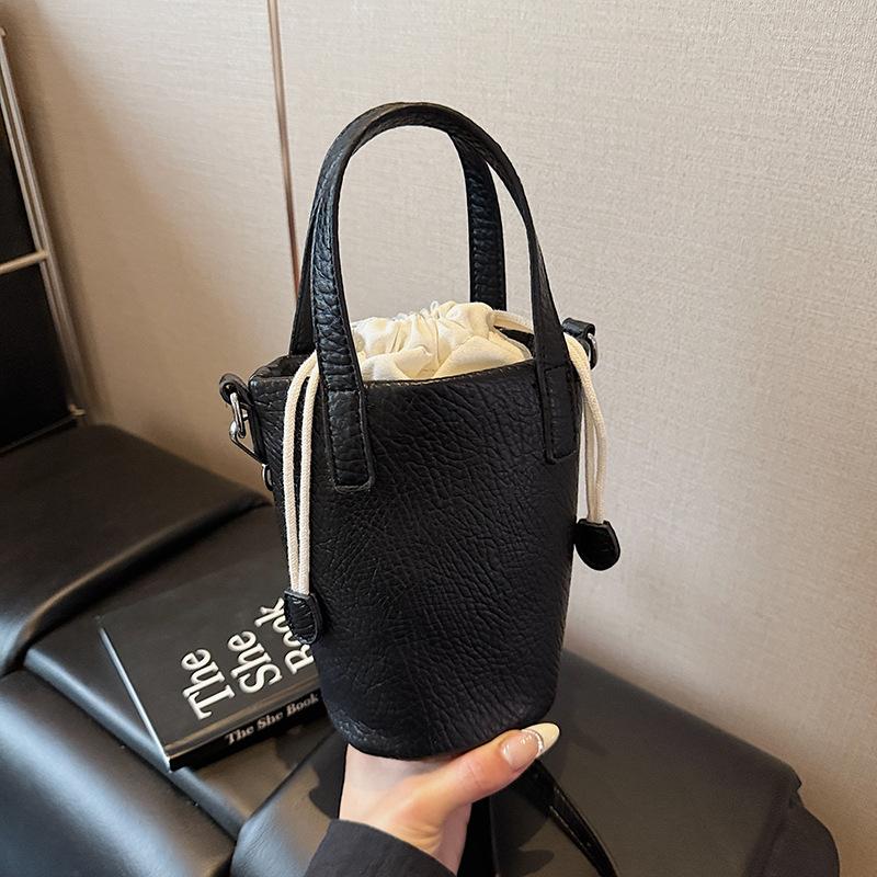 

Simple and versatile niche portable messenger bucket bag mobile phone spring and summer 2025 new fashion shoulder bag чёрный