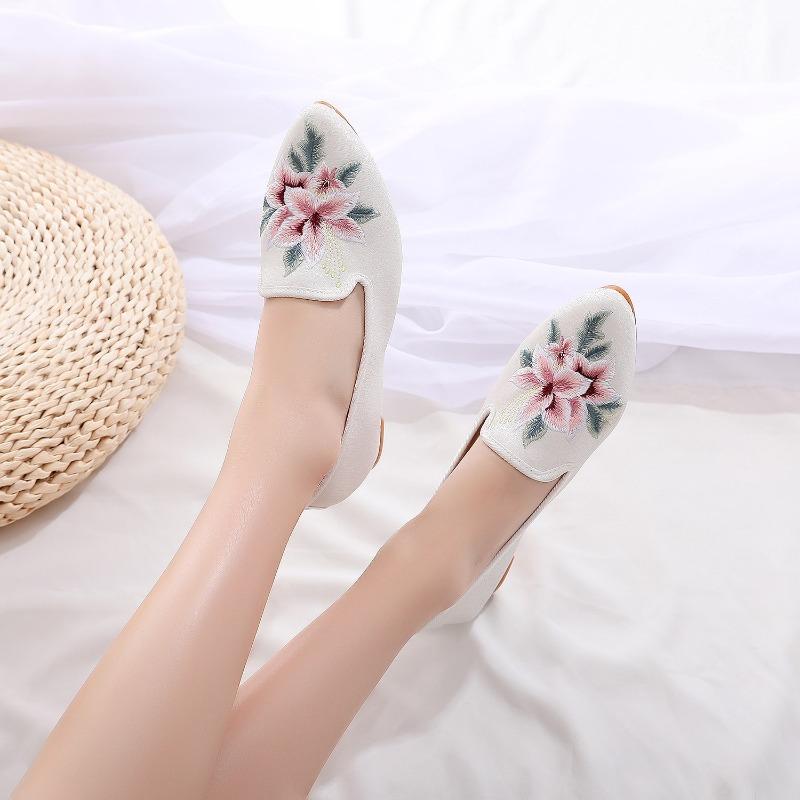 

[Zixuan] 2 spring and summer new embroidered Tang Hanzhong retro pointed low-heeled embroidered cloth shoes women s single shoes 34 белый
