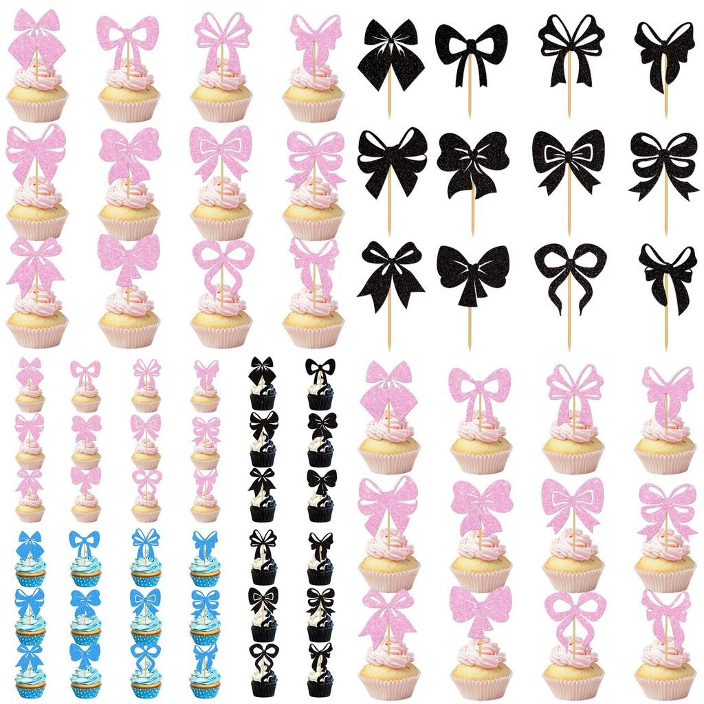 Ozdoba na narozeninový dort se zlatými třpytivými papírovými mašlemi a vlaječkami pro slavnostní oslavu