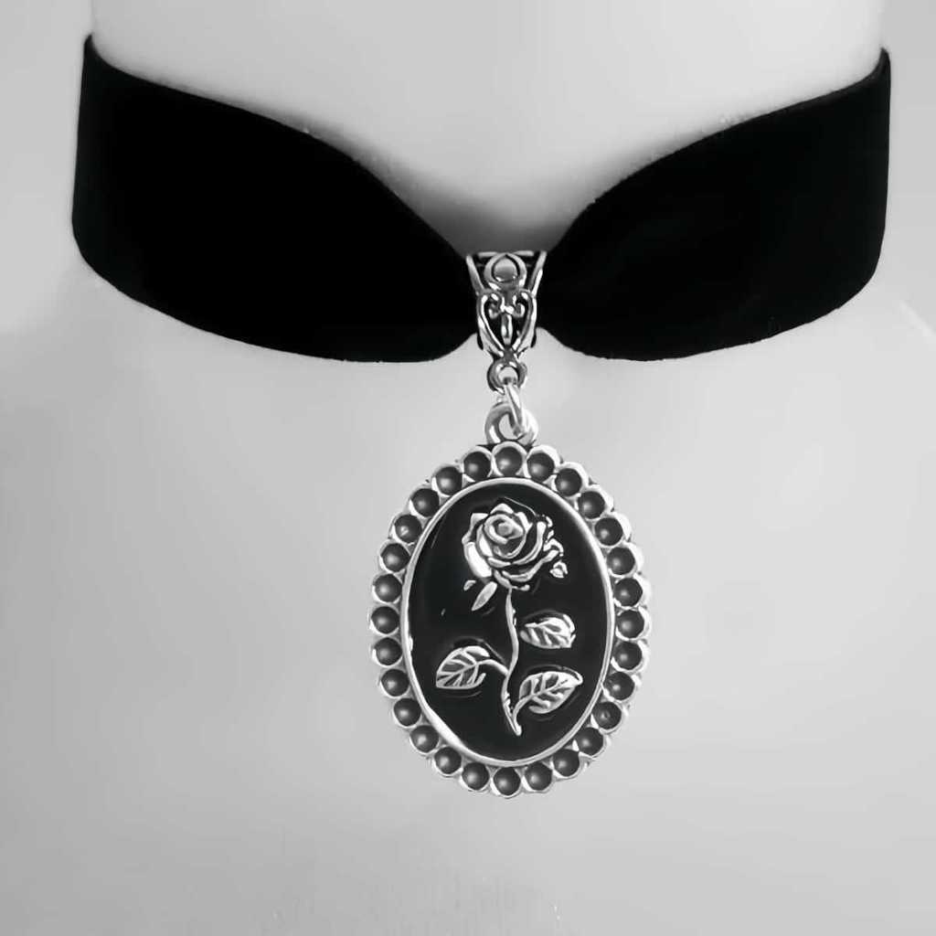 Goth Black Rose Pendant Necklace With Geometric Alloy Chain For Womens Fashion Accessories