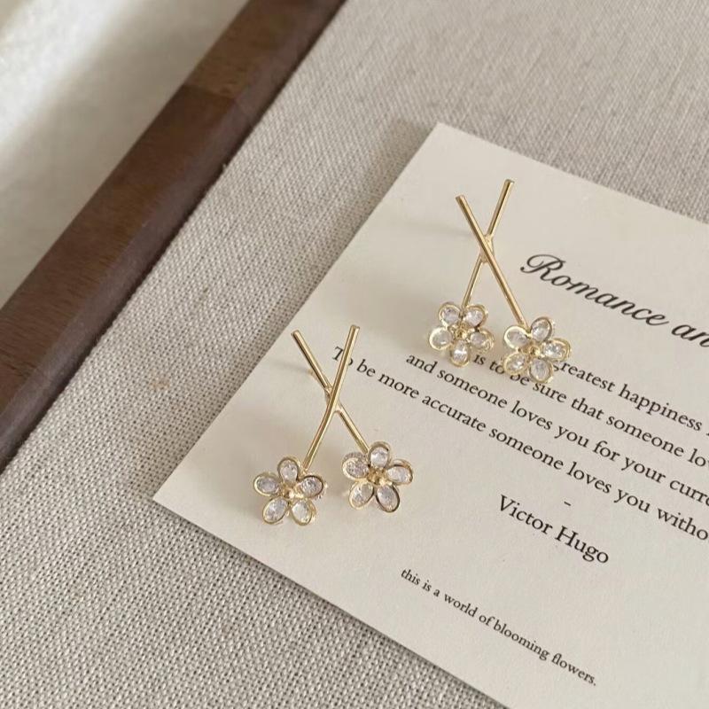 Elegant French Zirconia Flower Stud Earrings for Women - Exquisite, Versatile Design