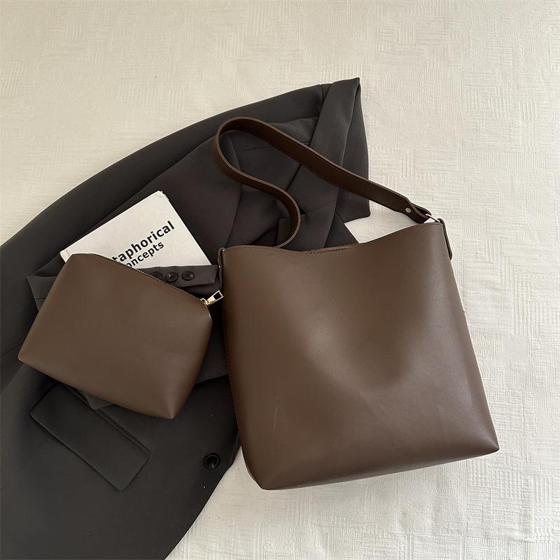 

Bags Large capacity retro tote bags New fashion commuter bucket bags Niche versatile shoulder armpit bags