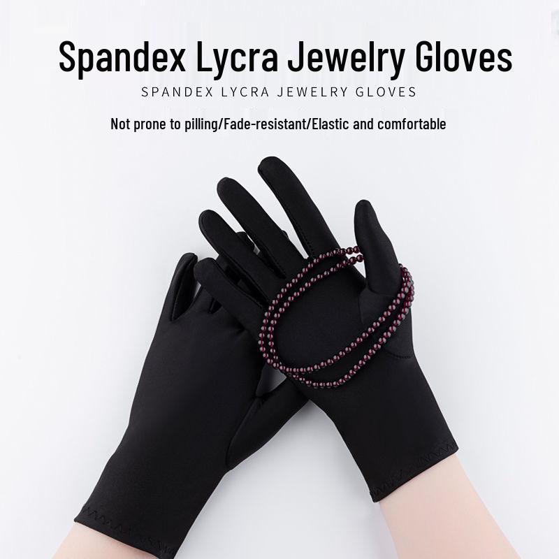 

Белые перчатки из шелкового сатина: Демонстрация ювелирных изделий и этикет фотографирования