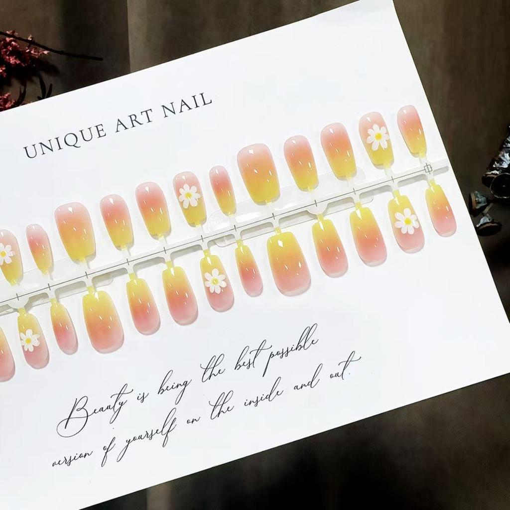 Honey Yellow Daisy Gradient Short Fake Nails – Fresh Handmade Wearable & Removable Art