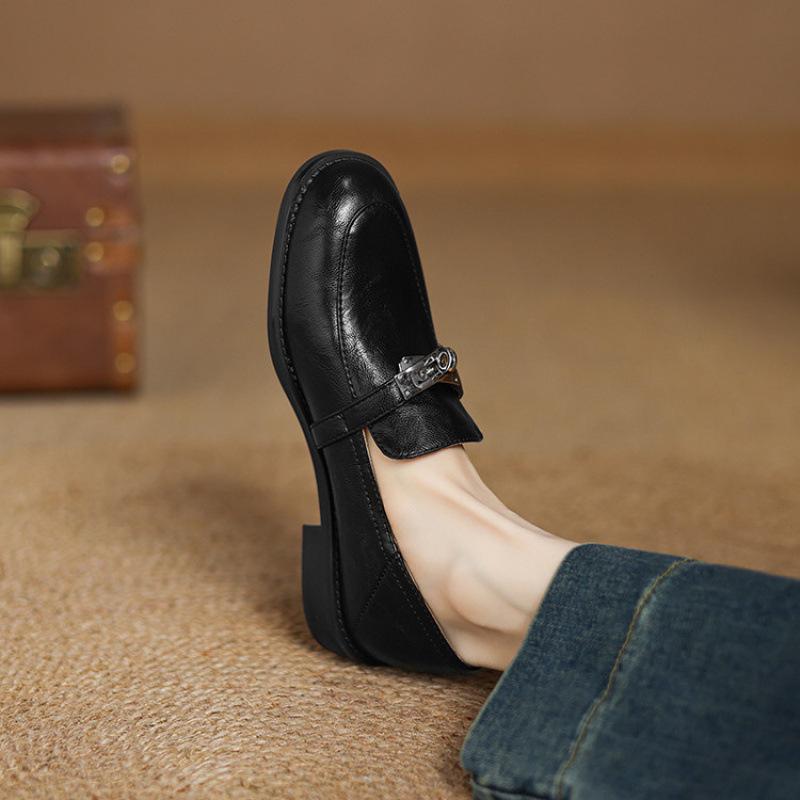 Wear new casual single shoes in all seasons, shallow-mouth rubber soft-soled leather shoes, cover feet, one pedal, lazy shoes, round head large siz