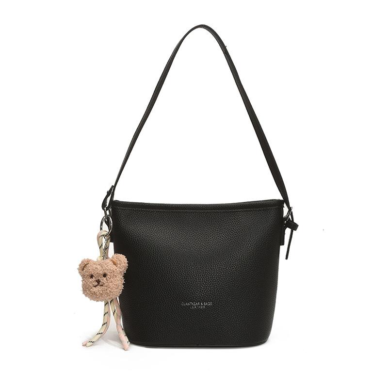 Simple and large-capacity commuter bucket bag women's new pendant bag popular single shoulder fashion messenger bag tide