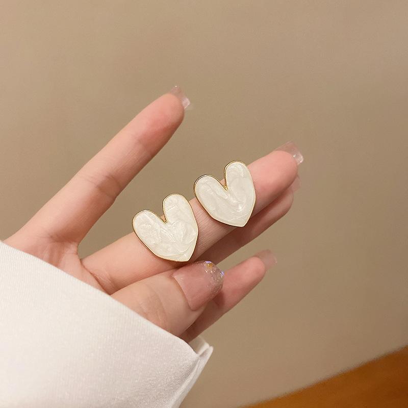 Ins Wind Pearl Love Earrings Women's Exquisite Niche Versatile High-end Stud Earrings 925 Silver Needle Explosive Earrings Wholesale