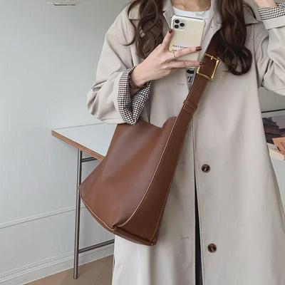 2025 Versatile Large Capacity Women's Retro Bucket Shoulder Messenger Bag