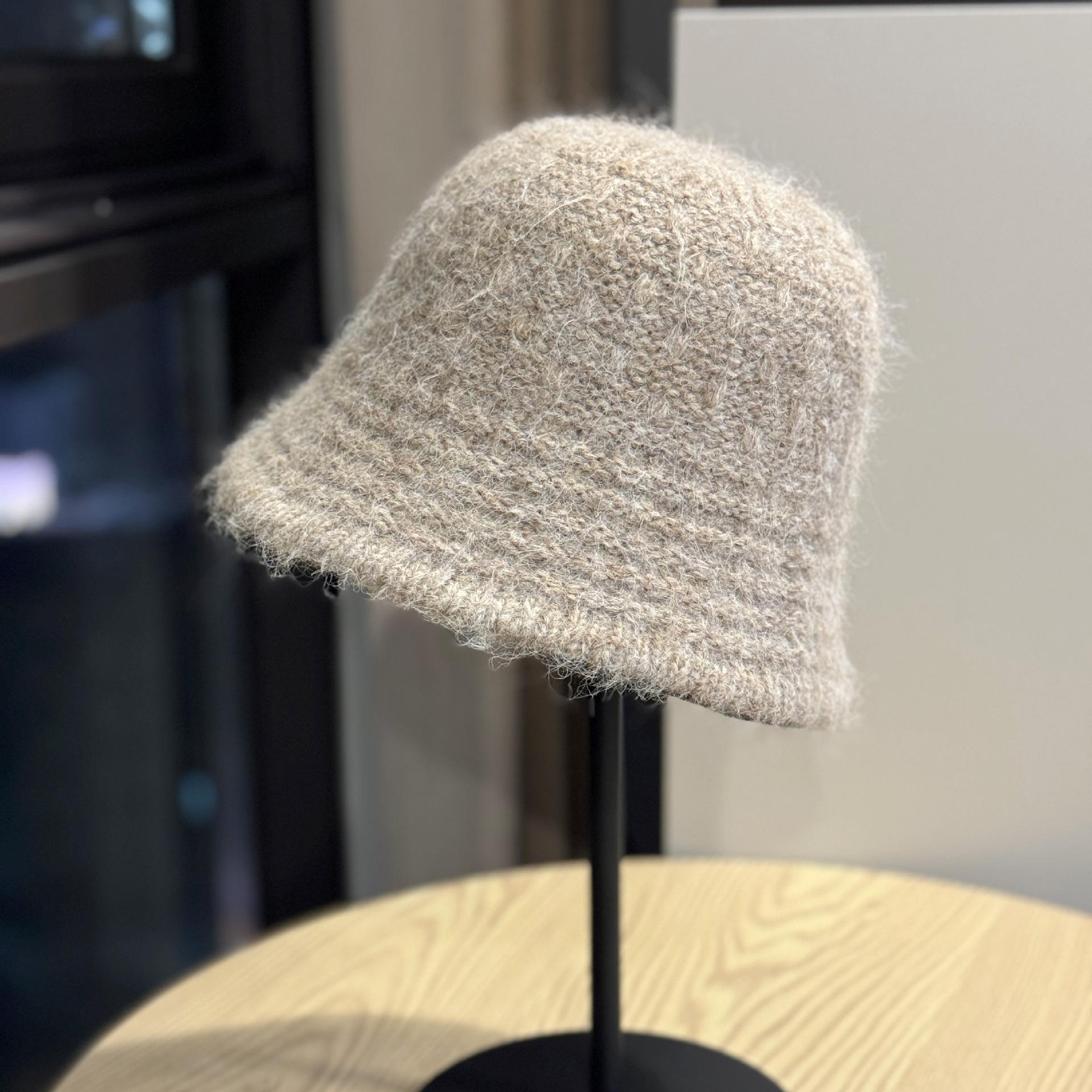 

Універсальна в язана шапка-рибалка для жінок на осінь та зиму без макіяжу, щоб закрити обличчя та підкреслити його невеликий розмір. Шапка-відро з невеликими полями, складана. one size