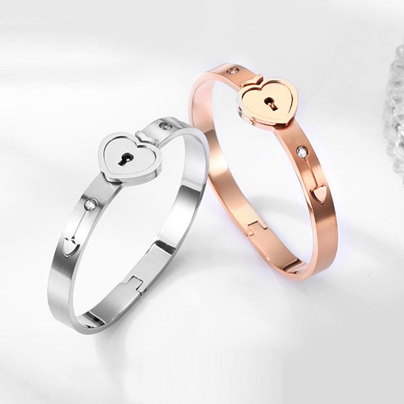 Bracelet Interlock en Acier Titane Style Fala Chen "Triumph in the Skies" pour Couples avec Fermoir Cœur Diamanté