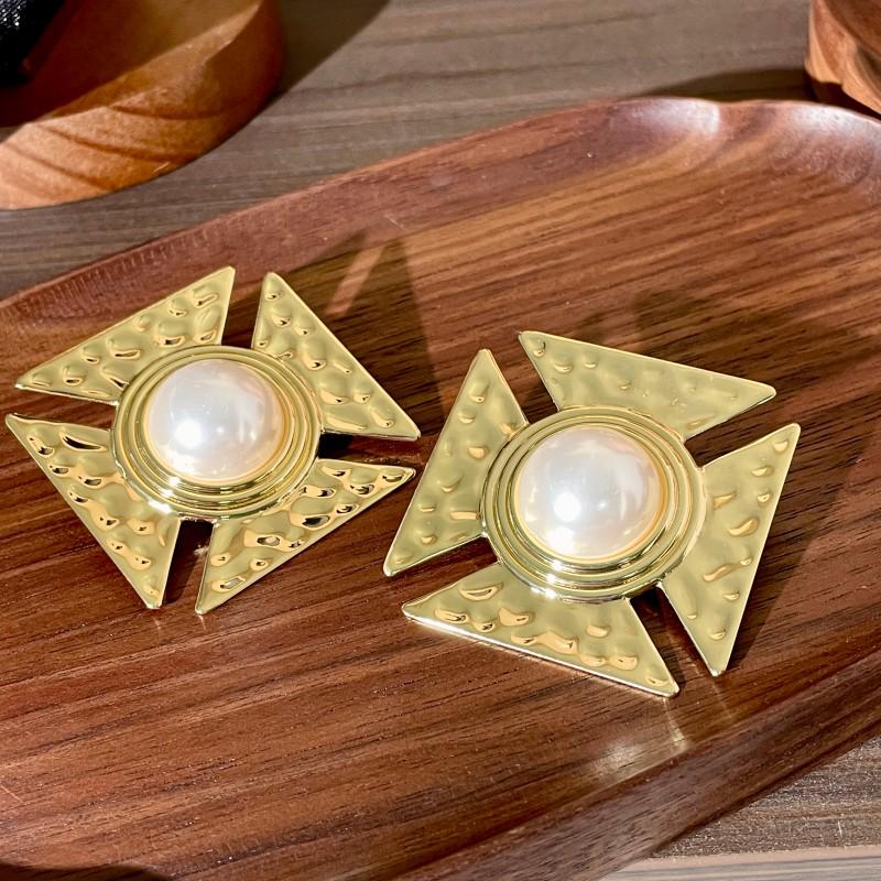 

Retro European-American Gold & Pearl Square Earrings: Vintage, Niche, High-End Style for Women.