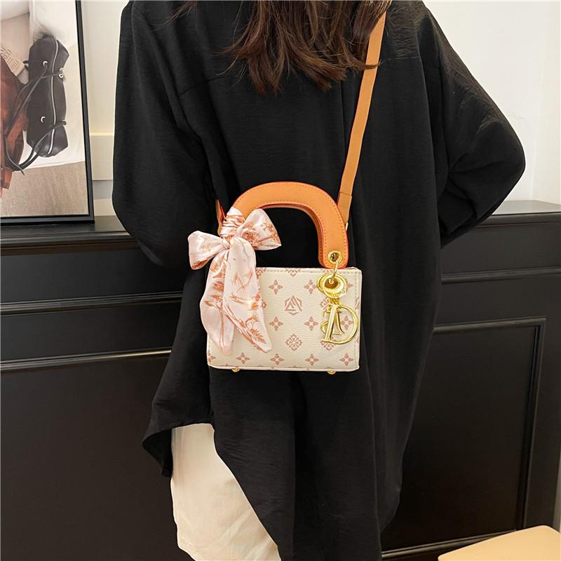 Women's bag high-end light luxury Princess Diana bag 2025 new shoulder messenger bag texture versatile temperament printed handbag