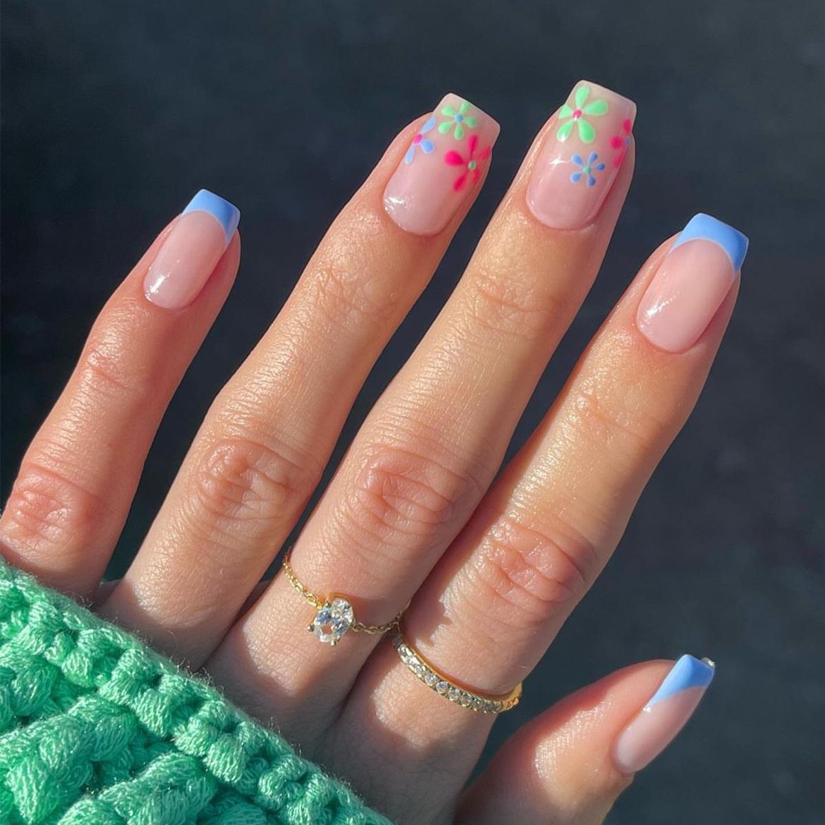 

Blue French Edge Flower Wearable Nail Tips - 24 Pieces