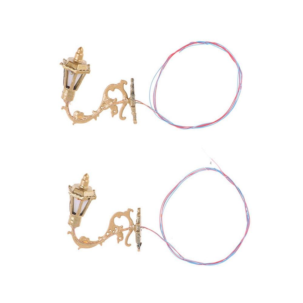 

2 шт. 2,6*2,2 см Кукольный домик Настенный светильник АБС Металл Материал Песочный стол Люстра Сад Двор Светодиодный свет 2pcs Gold Style 1