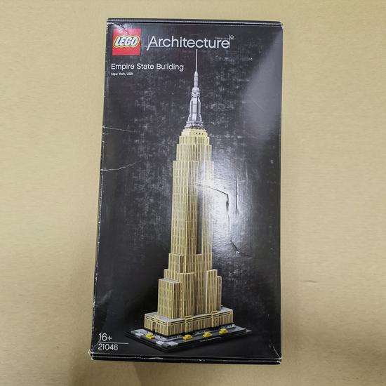 

LEGO Architecture Эмпайр Стейт Билдинг 21046, коробка повреждена
