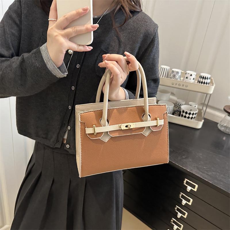 Womens Large Capacity Shoulder Bag With Detail And Inner Phone Pocket For Street Style