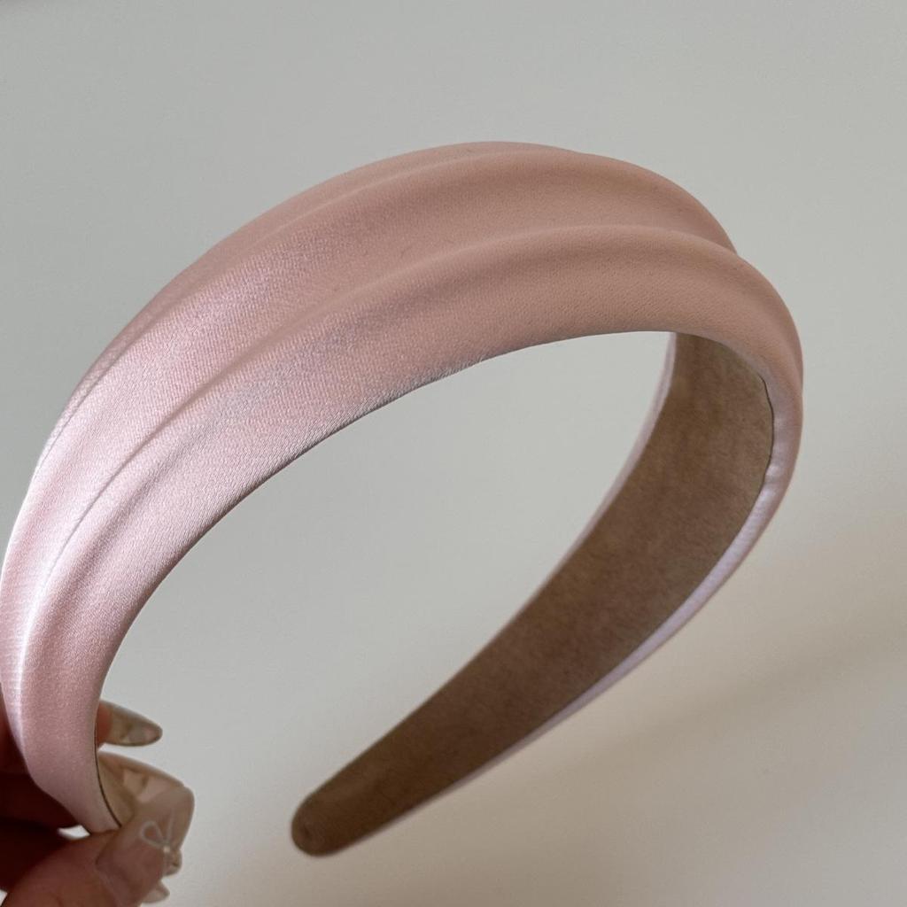 Elegant Embossed Satin Headband: Versatile Wide-Edge Hair Accessory for a High-End Feel