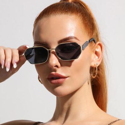 Gafas de sol de moda con montura pequeña de metal, accesorio de moda no polarizado.