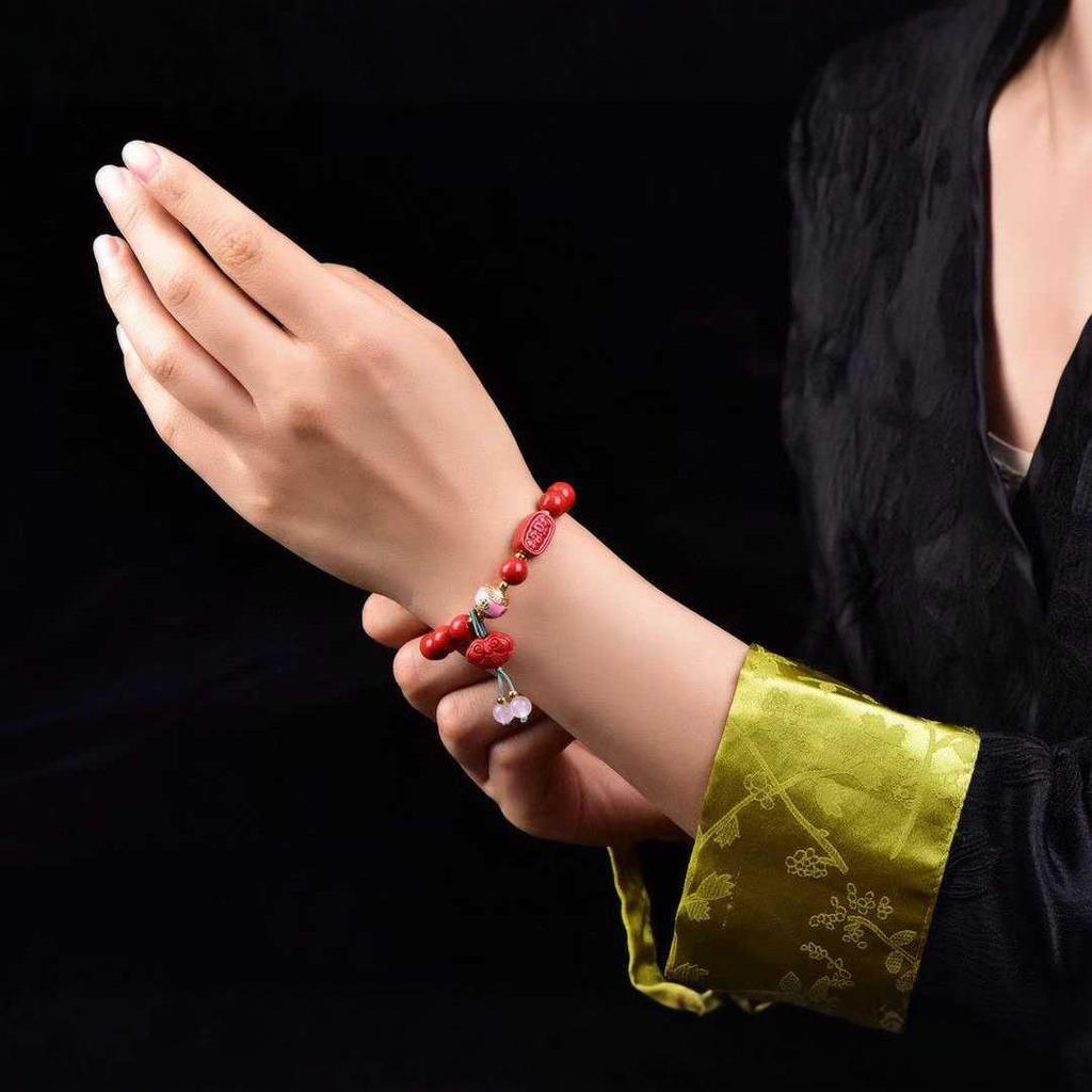 Zinnoberrot Sandarmband: Elegantes Handgefertigtes Design für Frieden & Wohlstand