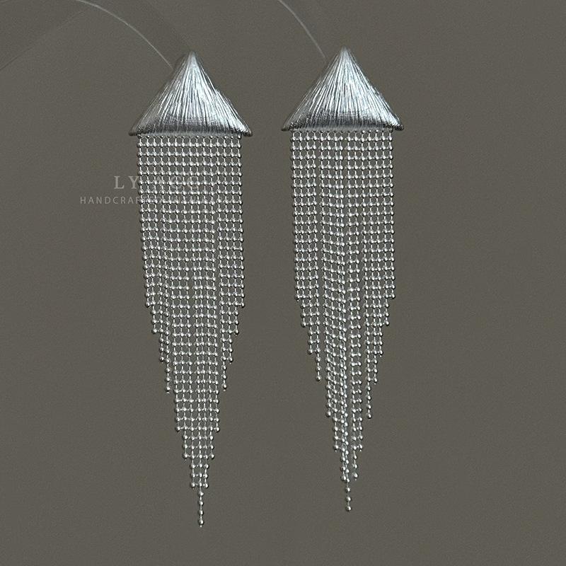 Geometric triangular brushed bead chain fringed long earrings atmospheric swaying dinner party high-end earrings fashion
