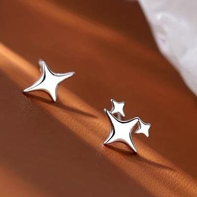 Orecchini a stella asimmetrici Orecchini a stella a quattro punte semplici da donna con temperamento freddo e vento Orecchini di lusso leggeri personalizzati