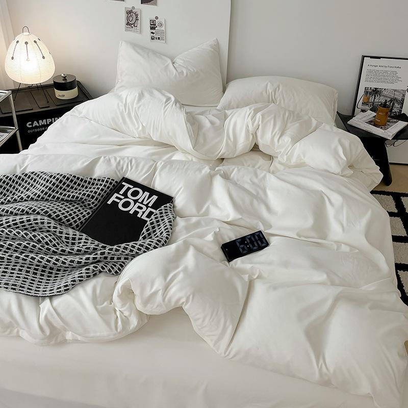 Einfarbiges vierteiliges Bettlaken-, Bettbezugs- und Steppdeckenbezug-Set für Zuhause, Wohnheim und Einzelbettwäsche.