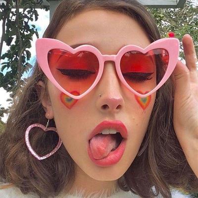 Occhiali da sole da donna alla moda a forma di cuore rosa per stile e protezione solare