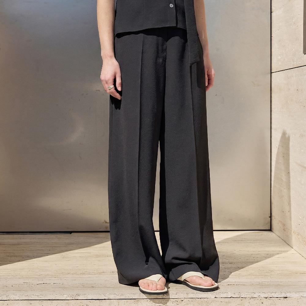 Hiikeu Natural-Fit Wide Slacks_Black