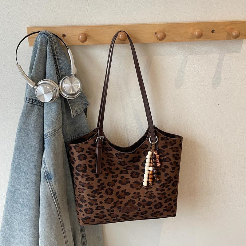 

Japan and Korea fashion tote bag daily commuting versatile leopard print fashion large capacity shoulder bag travel out armpit bag No pendant темно-коричневого