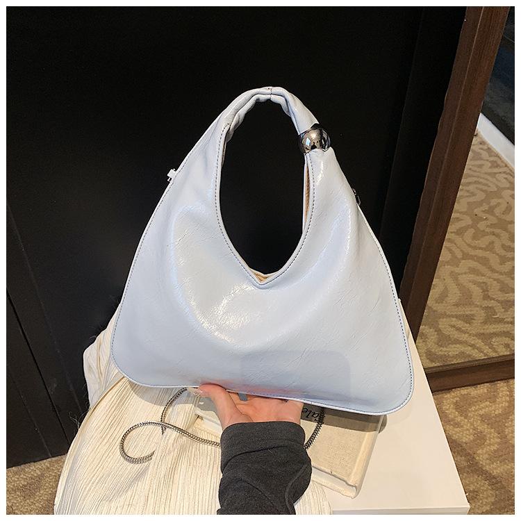 

Сумка-тоут под мышкой из мягкой лакированной кожи однотонного цвета, атмосфера легкой роскоши, весенняя женская сумка для通勤 через плечо светло-синий