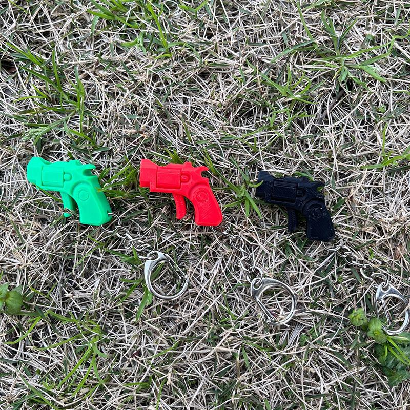 Creative Weapon Mini Gun Model Pendant Keychain  Bag Decoration Stress Relieving Toys Keychain Car Key Rings Gifts