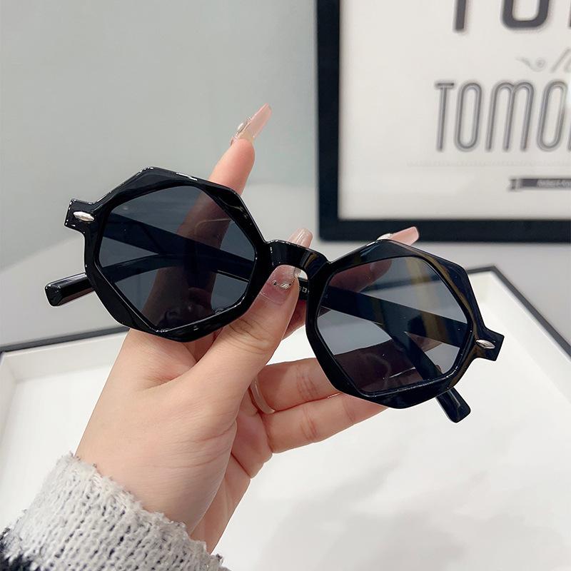 Y2K Retro Round Small Sunglasses Trendy Black Print Glasses Vintage Unisex Eyewear for Women Men Bold Fashion Accessories