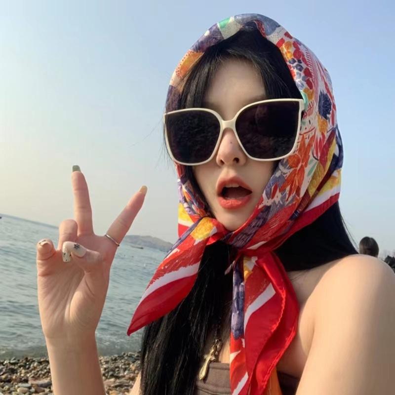 70cm Eleganter Kopftuch Quadratisches Bandana Schal Kopftuch für Damen mit Blumenmustern für verschiedene Anlässe Fotografie