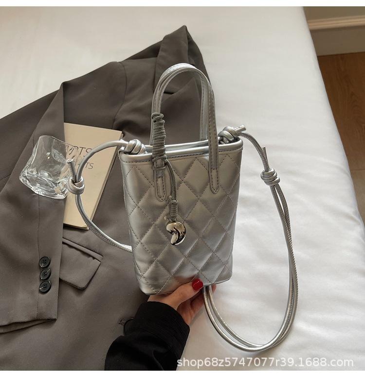 

Fashion diamond small bag women s 2025 new high-end niche design mobile phone bag foreign style portable messenger bag tide серебряный