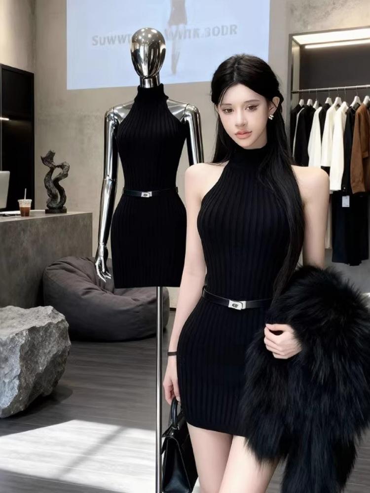 Elegant Korean Style Halter Sleeveless Knit Dress with Lace Open Back and Hip-Exposed Short Skirt