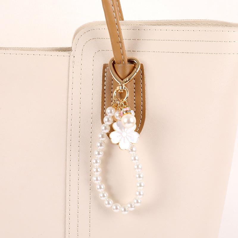 Süßer Damen-Schlüsselanhänger mit Perlen und Öltropfen, Weiß-Rosa Blumen, Goldene Buchstaben, Kopfhörerhülle mit Imitationsperlen, Tasche Zubehör