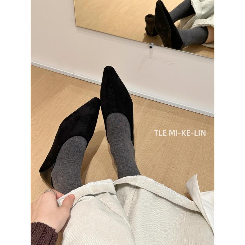 

Retro temperament pointed flat-bottomed commuting single shoes early autumn new simple suede grandma shoes 35