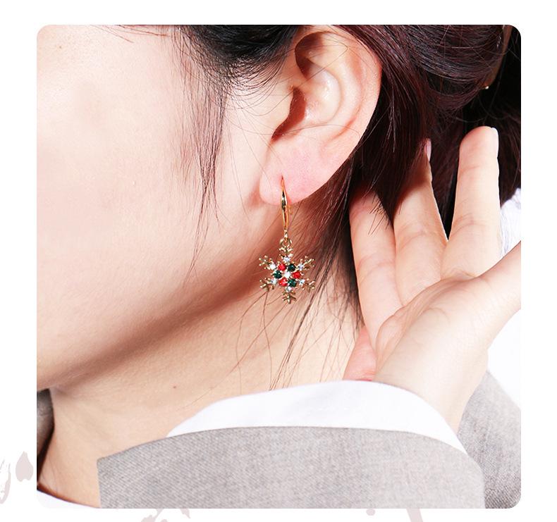 2022 Elegant Snowflake Stud Earrings: European & American Style Christmas Jewelry for Women