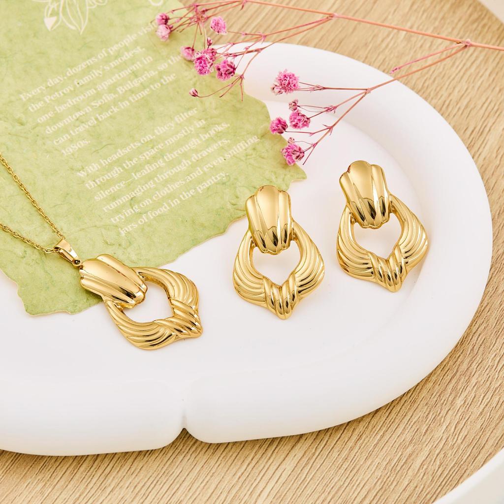 Exquisite Irregular Geometric Pattern Necklace & Earrings Set