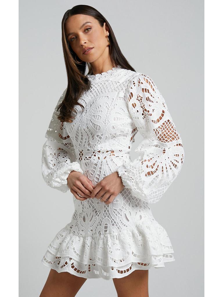 Evropské a americké večerní šaty áčkového střihu se stojáčkem, lucernovými rukávy, volánovým detailem a krajkou rozpustnou ve vodě