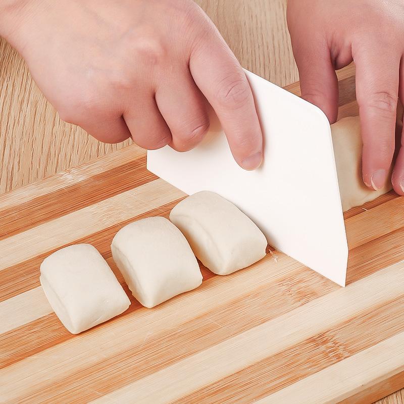 

Инструменты для выпечки: Пластиковый скребок-тесторез трапециевидный для рисовой лапши, бытовой нож для резки, скребок для крема для паровых булочек белый