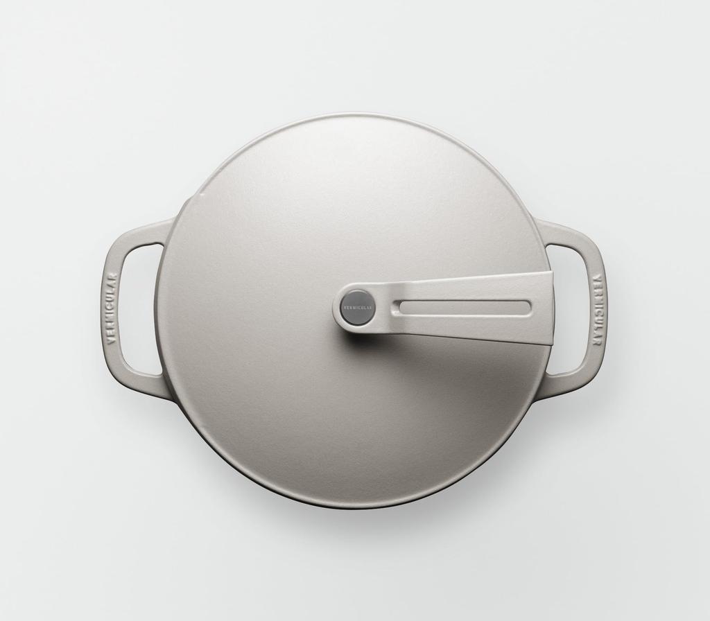 Vermicular Cast Enamel Pot 22cm Matte Linen Beige Waterless Cooking Waterless Bake Dedicated Recipe Book Included Oven Pot 2 Lid [Shallow Type]