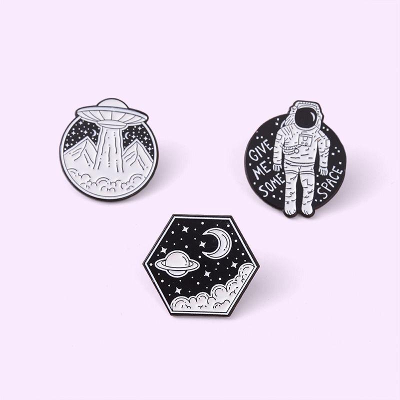 Astronaut Series Starry Sky Spaceship Brooch - Alloy Badge Accessory