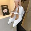 Goldene, einfarbige Mary-Jane-Pumps mit spitzer Zehenpartie und flachem Absatz – elegante Damenschuhe für Frühling/Sommer 2025.