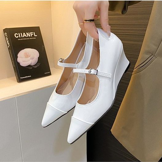 

Золотые однословные с острым носком и неглубоким вырезом клиновидные каблуки темпераментные одинарные туфли 2025 весна и лето новая французская Мэри Джейн туфли на высоком каблуке женские 40