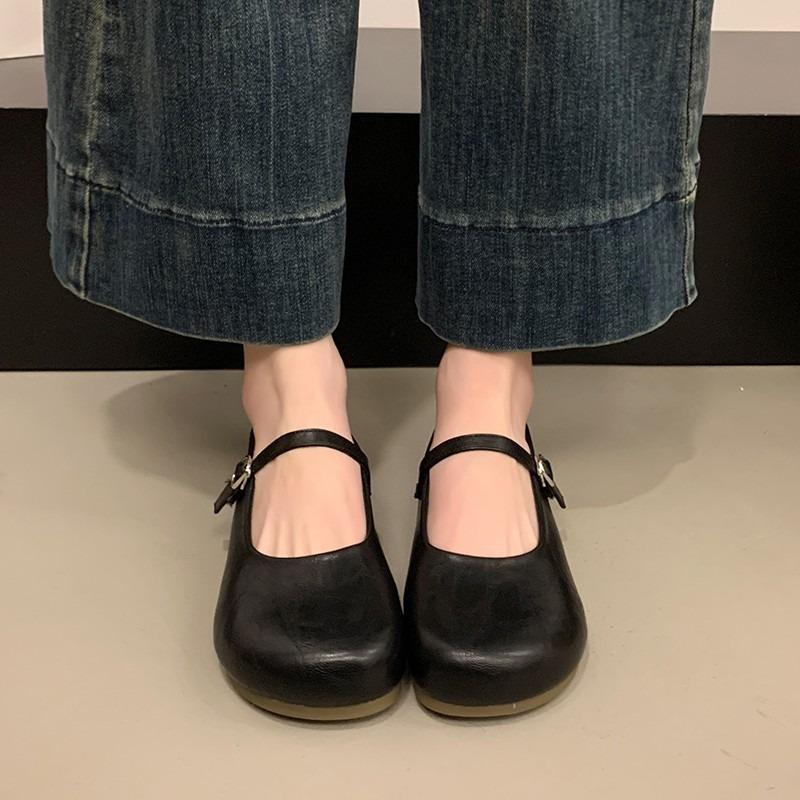 Round head pleated one-word buckle with shallow mouth single shoes women's spring and autumn new fashion versatile Mary Jane shoes